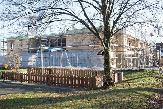 Der Neubau des Kinderhauses von Norden gesehen. Auf dieser Seite soll eine breite Rampe künftig aus dem Obergeschoss in den Garten ...