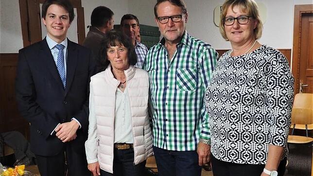 Nach dreizehn Jahren im Amt als Ortsvorsteher von Beuren am Ried wurde Edgar Nutz (Dritter von links neben seiner Ehefrau Helga) vom ...