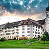Das ehemalige Augustiner Chorherrenstift in Öhningen: Der Kirchhof der Stiftskirche wird dieses Jahr zur Bühne für die Höri Musiktage.