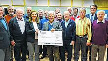 Die Mitglieder des Männerchors übergaben den Erlös aus dem Weihnachtsliedersingen an Sabine Reiser (vorn, Dritte von links), ...