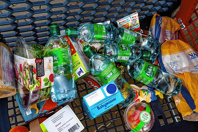 Viele kaufen in der Not nur das nötigste an Wasser ein, denn auch das kann schnell ins Geld gehen.