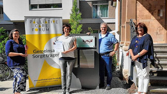Bei der Preisverleihung (von links): Verena Wetzstein, Iris Eggensberger, Wolfgang Heintschel und Henrike Voß nehmen den Preis ...
