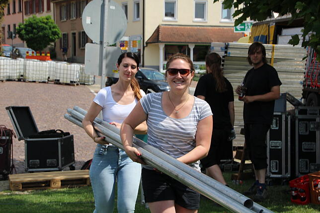 Bild 4: Schaffen und schwitzen für das Open Air: So aufwendig sind Aufbauarbeiten für die Bühne und Co.