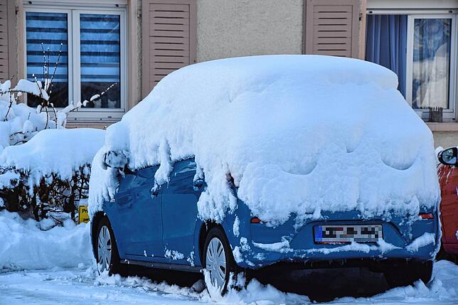 Wer es jetzt eilig hat, hat ein Problem. Wohl dem, der abwarten kann, bis der Schnee auf dem Auto von alleine verschwindet.