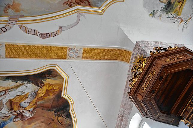 Das Stuckprofil über der Kanzlei hing herunter und wurde ausgebessert, auch wenn die eigentliche Innensanierung der Kapelle erst in ein ...