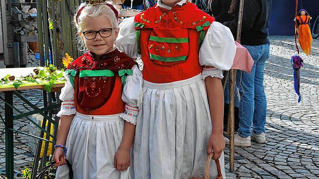 Hanna und Mia Vatter vom Trachtenverein Hauenstein verteilen beim Apfelmarkt 2022 an der Laufenbrücke frische Stadenhauser Äpfel. Bild: ...