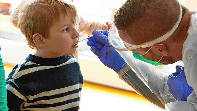 Lolli-Tests in der Kita: Zweimal wöchentlich werden Corona-Test für die Kinder angeboten.