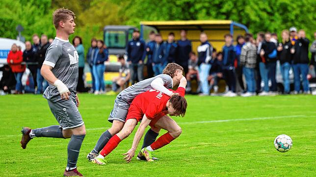 Intensive Zweikämpfe sahen die Zuschauer beim Finale der A-Jugend zwischen der SG Gottmadingen-Bietingen (rote Trikots) und der SG ...