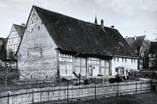 Das Vogtsleiesen-Haus am Muslenplatz war der größte Hof Schwenningens. 1957 war es den Widerständen zum Trotz abgebrochen worden.