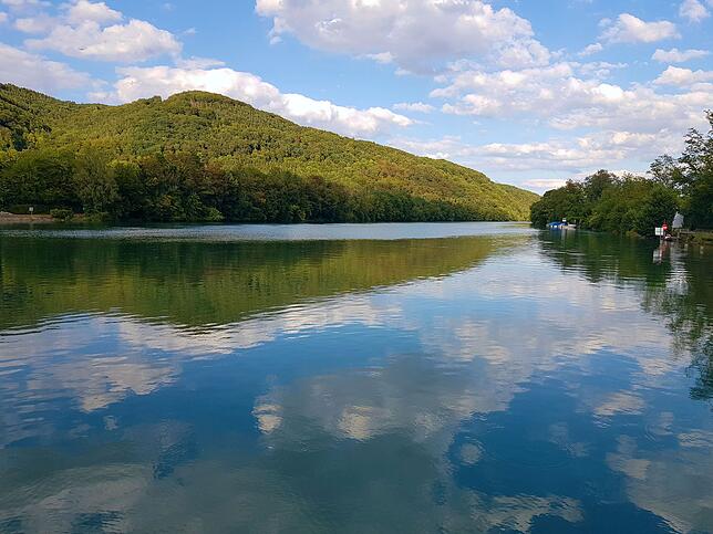 Still wie ein See, schön wie im Bilderbuch: Der Hochrhein bei Reckingen. Bild: Sira Huwiler
