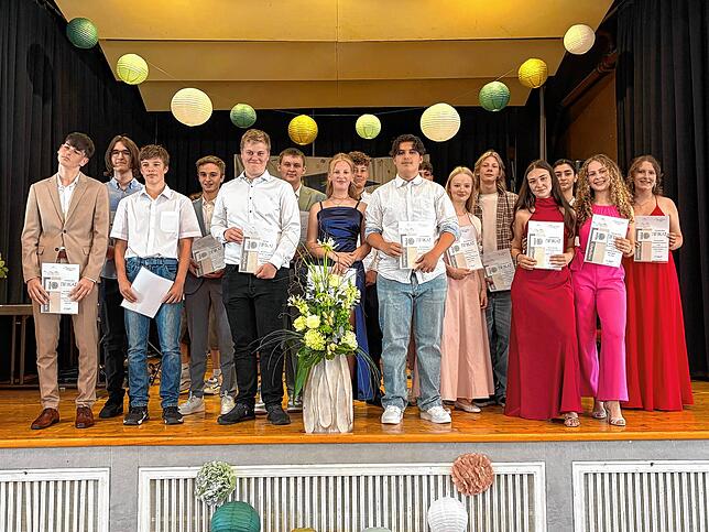 Mit einem Preis wurden die Entlassschüler der Realschule Valentin Weiler, Adnan Hadzimehmedovic, Joshua Moser, Ferdinand Schwer, Hugo ...