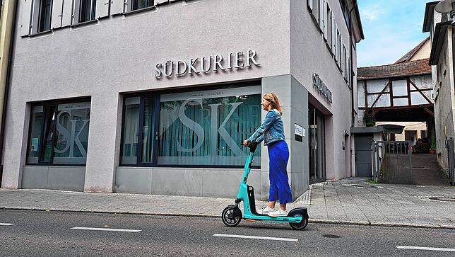 SÜDKURIER-Redakteurin Stefanie Noßwitz auf einem E-Scooter von Tier.