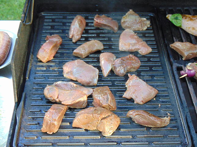 So schmort das zarte Rehfilet auf dem Grill. Es sollte nicht zu lange gegrillt werden.