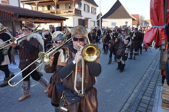 Die Winkinger Neufrach beim Dämmerumzug zu Ehren von Klufenmichel und Zimmermännern.