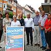 Freuen sich auf die Premiere von „Stockach is(s)t bunt“ in Sommerabend-Atmosphäre (von links): Wirtschaftsförderin Regina Schlecker, ...