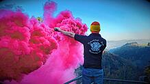 Viel Symbolik steckt hinter dem Beitrag für das SÜDKURIER-Fasnachtsvideo, dass das Fröscheloch Echo aus Niederhof, mit einer Drohne auf ...