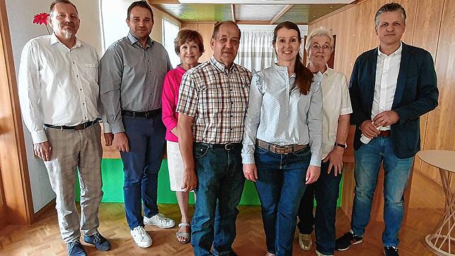 Vertreter von Handwerk und Politik informieren sich über die aktuelle Situation der Riedböhringer Schreinerei Bausch-Grohskurth: Peter ...