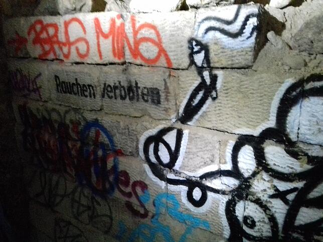 Aus Kriegs-Zeiten: Auf diesem ehemaligen deutschen Bunker prangt noch eine „Rauchen verboten“-Schrift.