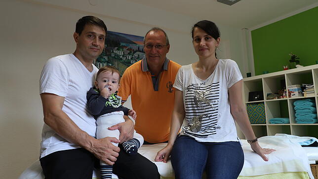 Ärgern sich über die zentrale Notaufnahme (von links): Pavel Kasim mit seinem Sohn, Ralf Kremer und Zinaida Kasim.