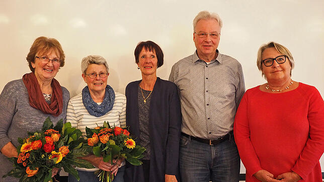 Die ausgeschiedenen und neuen Vorstands- und Beiratsmitglieder (von links): Barbara Walter, Heidi Mielke, Griseldis Holzmann, Lutz Arlt ...