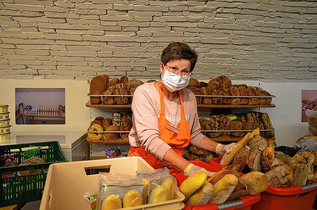 &bdquo;Ich sortiere hier gerade gespendetes Brot. Und ich mache das, weil ich gern mit anderen Menschen zusammen für Menschen ...