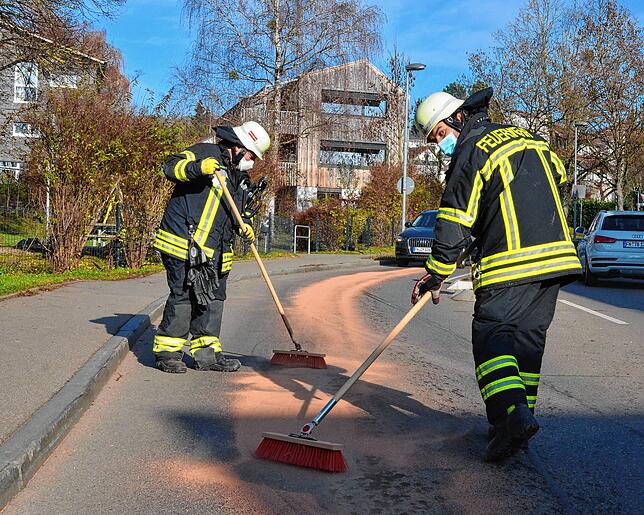 Die Feuerwehrleute Dirk Schemberger und Jürgen Wieser fegen die Gehrenbergstraße.