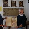 Blick ins Klettgau-Heimatmuseum: Die Museumsführer Ulrich Jahn (links) und Maximilian Reich von der Bürger-und Narrenzunft Tiengen ...