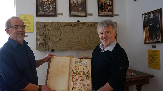 Blick ins Klettgau-Heimatmuseum: Die Museumsführer Ulrich Jahn (links) und Maximilian Reich von der Bürger-und Narrenzunft Tiengen ...