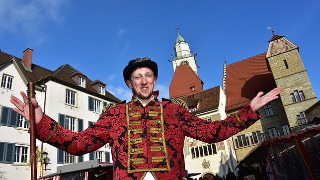 Jonathan Skawski als Zeitreisender: Der Chrononaut Victor Valerian Voyage wird mit Überlingern durch ihre 1250 Jahre lange ...