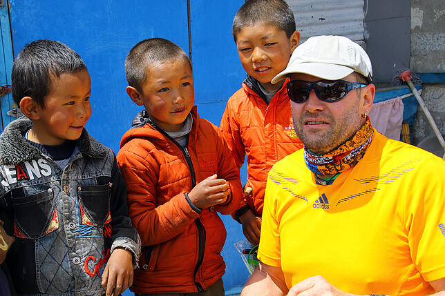 Gerhard Albicker tauscht sich 2017 mit Kindern in Langtang in Nepal aus.