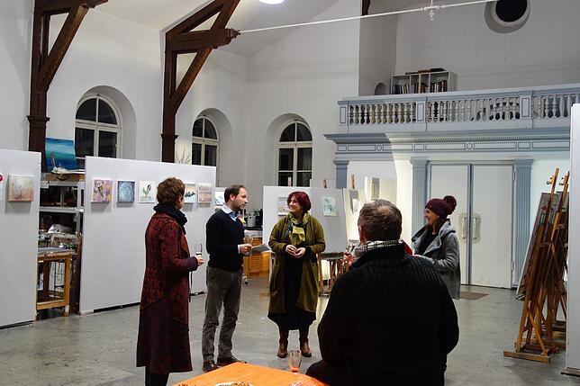 Diese Ausstellung der Freien Kunstakademie trug den Titel „Unter Null“ und zeigte 30 mal 30 Zentimeter große Bilder zum Thema.