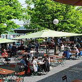 Der Biergarten der Hafenhalle: Im hinteren Bereich des Gartens in Richtung der Spiegelhalle werden die Spiele gezeigt.