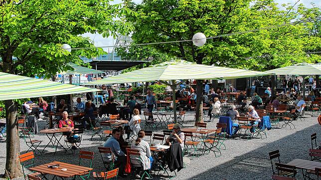 Der Biergarten der Hafenhalle: Im hinteren Bereich des Gartens in Richtung der Spiegelhalle werden die Spiele gezeigt.