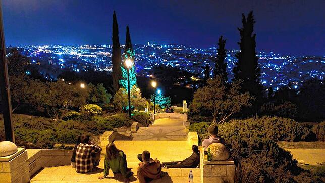 Die arabischen Viertel in Jerusalem werden an Ramadan mit Lichterketten geschmückt, die die ganze Nacht leuchten und so die ganze Stadt ...