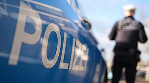 Acht Menschen wurden bei dem Unfall auf der A6 leicht verletzt. (Symbolbild)
