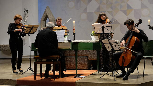 Die Kammersolisten Minsk spielen in Immenstaad das Programm &bdquo;Italien im Norden&ldquo;. Von links: Elena Maltsewa, Dmitri Subow, ...