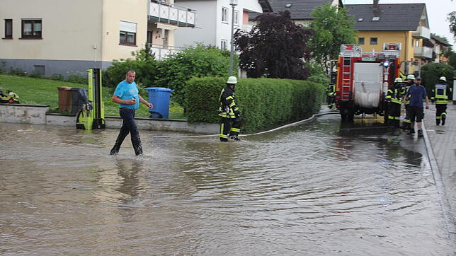 Eine Szene aus Brigachtal vom frühen Freitagabend. In der Alemannenstraße steht das Wasser. Bild: Elmar Weisser