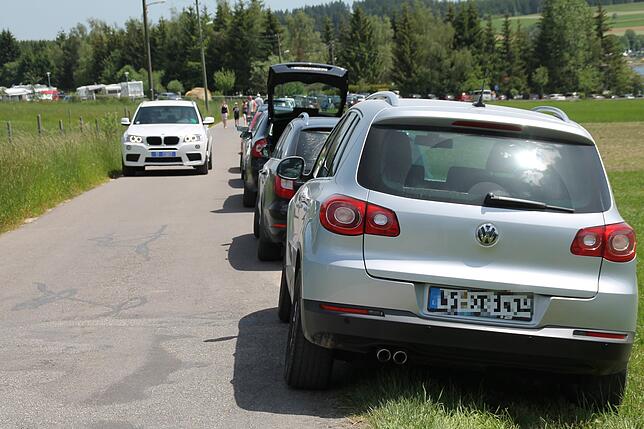 An Pfingsten ist es bereits schön und etliche Besucher machen sich auf den Weg zum Kirnbergsee. Auch hier ist die Seestraße komplett ...