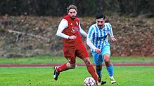 Der FC Anadolu Radolfzell (Ahmet Hakan, links) besiegte den SV Deggenhausertal (Andreas Seubert) mit einem souveränen 2:1.