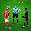 Der Wechselfehler des FC Bayern München (rechts Jamal Musiala) in der Partie gegen den SC Freiburg (von links Philipp Lienhart und Nico ...