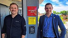 Jason und Niklas Grom (von links) können mit der Burg ihren Michelin-Stern verteidigen. Die neue Plakette kommt im Laufe des Jahres.