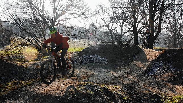 Mit Schwung von Hügel zu Hügel: Bei der offiziellen Eröffnung des Dirt Track im Wiesental in Gottmadingen zeigen die Biker ihr Können.