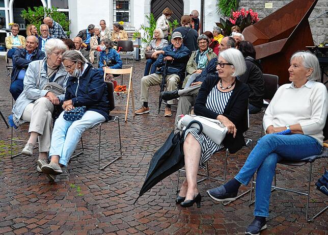 Weniger Besucher als sonst durften zur jüngsten Vernissage der Stadtgalerie in den Innenhof des Bischofsschlosses kommen.