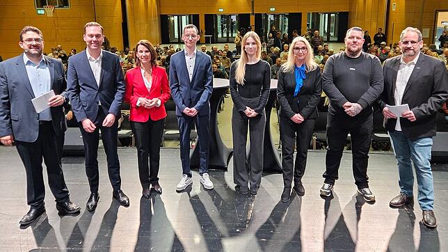 Im Bild von links nach rechts: Markus Baier (Moderation), Felix Schreiner (CDU), Rita Schwarzelühr-Sutter (SPD), Jan-Lukas Schmitt ...