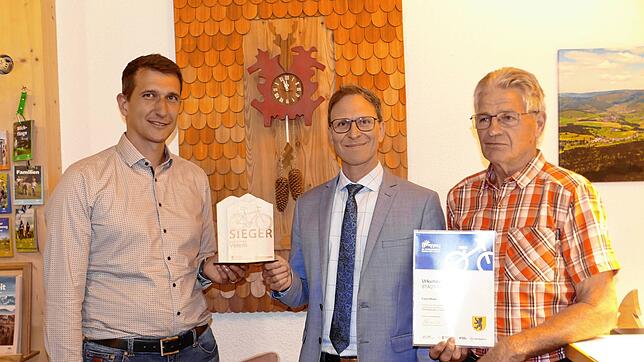 Bürgermeister Schönemann (Mitte) zeichnet Alexander Köpfer (links) als Vertreter der Skizunft Bernau und den Einzelfahrer Franz Maier ...