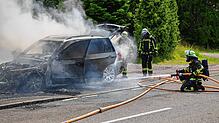 Beim Eintreffen der Feuerwehr steht das Fahrzeug bereits im Vollbrand &ndash; das Abbrennen kann nicht mehr verhindert werden.
