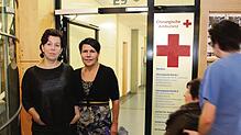 Sandra Berthold (links) und ihre Schwester Georgia Raithmaier im Eingangsbereich der chirgurgischen Ambulanz im Klinikum ...