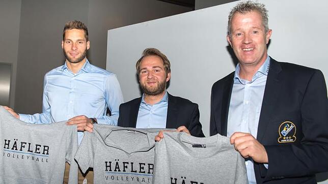 Sebastian Schmidt (Mitte) ist ab Oktober kein "Häfler" mehr, sondern Geschäftsführer der Braunschweiger Löwen. Das Bild zeigt ihn mit ...