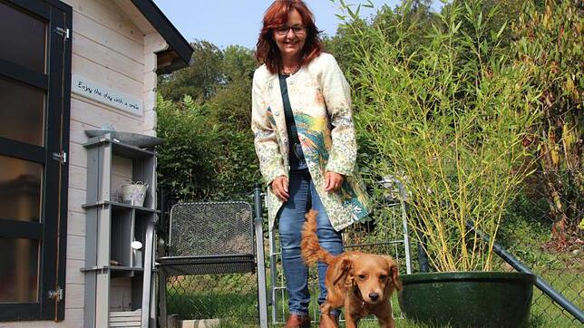 Die scheidende Gottmadinger Gemeinderätin Veronika Herberger hat viel Freude an ihrer neun Monate alten Hündin Bella, hier beim Spielen ...