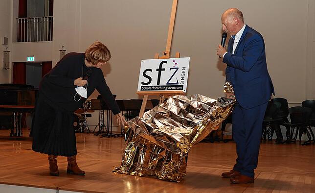 Bürgermeisterin Ute Seifried enthüllt zusammen mit Stefan Fehrenbach (Vorsitzender des Trägervereins) das Türschild für das SFZ.
